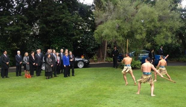 Οταν η Μέρκελ ακούμπησε τη μύτη της σε αυτή ημίγυμνου Μαορί  [εικόνες & βίντεο] | iefimerida.gr 2