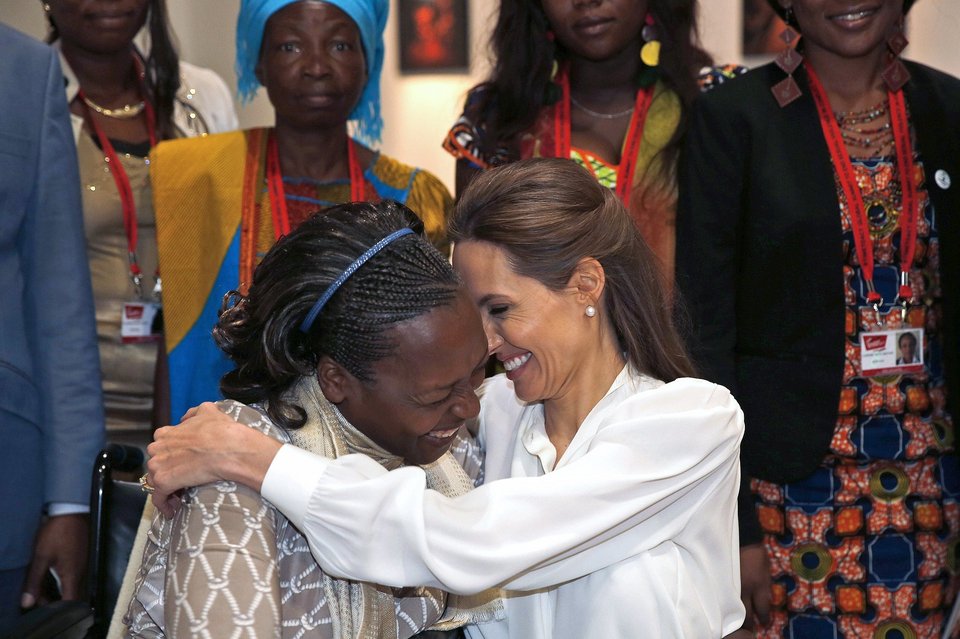 Η Αντζελίνα Τζολί δάκρυσε: Η μαρτυρία μιας μητέρας για το βιασμό της κόρης της την συγκίνησε [εικόνες] | iefimerida.gr 3