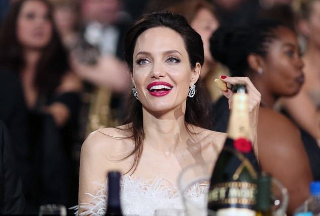 Οι άλλοι έτρωγαν μπέργκερ, η Τζολί ένα... παξιμαδάκι -Εντυπωσιακή αλλά σκελετωμένη η σταρ [εικόνες] | iefimerida.gr 2