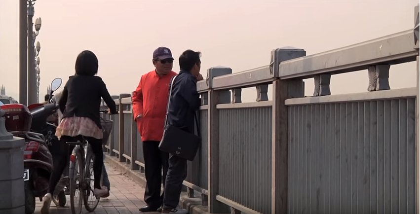 Αυτός είναι ο «Αγγελος της Ναντζίν» που αποτρέπει τις αυτοκτονίες -Εχει σώσει πάνω από 330 ζωές  | iefimerida.gr 1