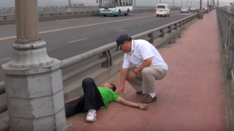 Αυτός είναι ο «Αγγελος της Ναντζίν» που αποτρέπει τις αυτοκτονίες -Εχει σώσει πάνω από 330 ζωές  | iefimerida.gr 0