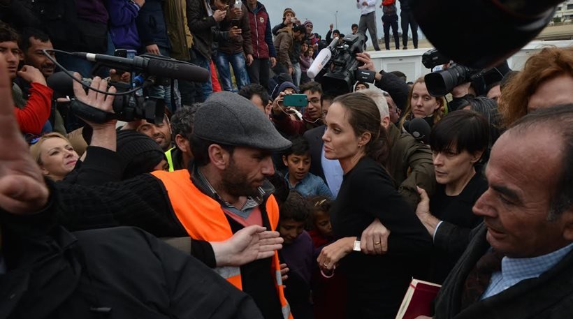 Ντυμένη στα μαύρα η Τζολί, δίπλα της ο φύλακας άγγελός της [εικόνες] | iefimerida.gr 0