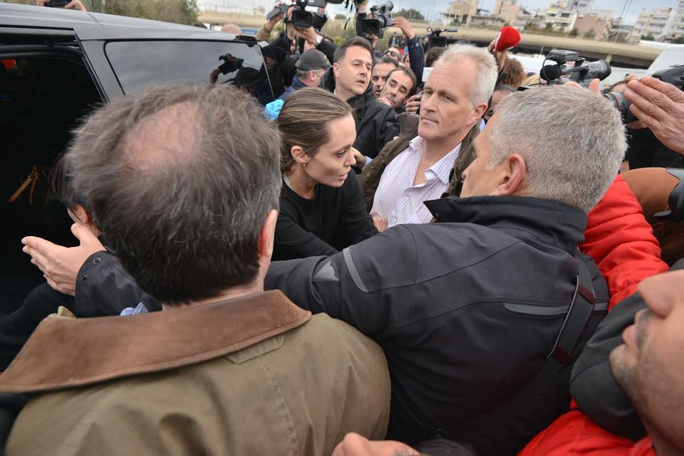 Ντυμένη στα μαύρα η Τζολί, δίπλα της ο φύλακας άγγελός της [εικόνες] | iefimerida.gr 1