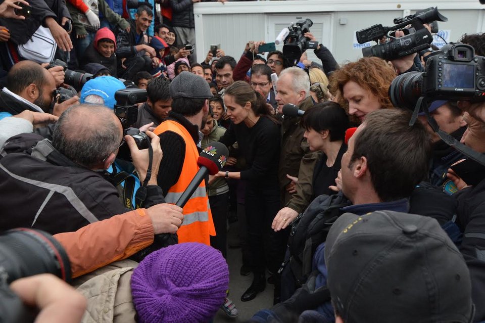 Ντυμένη στα μαύρα η Τζολί, δίπλα της ο φύλακας άγγελός της [εικόνες] | iefimerida.gr 2