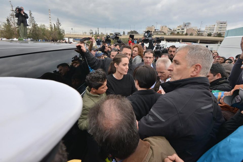 Ντυμένη στα μαύρα η Τζολί, δίπλα της ο φύλακας άγγελός της [εικόνες] | iefimerida.gr 3