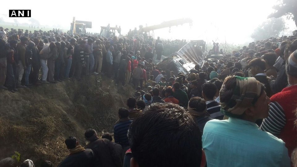 Τραγωδία στην Ινδία: Τουλάχιστον 15 παιδιά νεκρά σε σύγκρουση σχολικού με φορτηγό [εικόνες] | iefimerida.gr 0