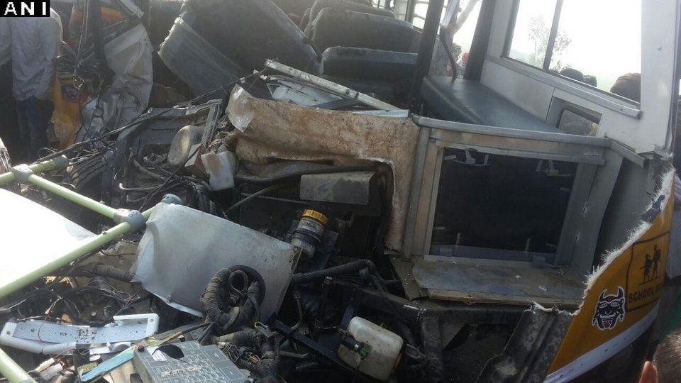 Τραγωδία στην Ινδία: Τουλάχιστον 15 παιδιά νεκρά σε σύγκρουση σχολικού με φορτηγό [εικόνες] | iefimerida.gr 3