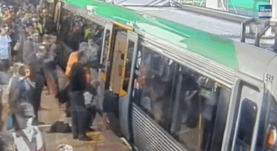 Εσπρωξαν τρένο για να σώσουν εγκλωβισμένο άνδρα -Είχε πιαστεί το πόδι του ανάμεσα στον συρμό και την αποβάθρα [εικόνες gif&βίντεο] | iefimerida.gr 1