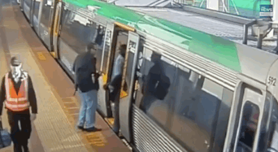 Εσπρωξαν τρένο για να σώσουν εγκλωβισμένο άνδρα -Είχε πιαστεί το πόδι του ανάμεσα στον συρμό και την αποβάθρα [εικόνες gif&βίντεο] | iefimerida.gr 2