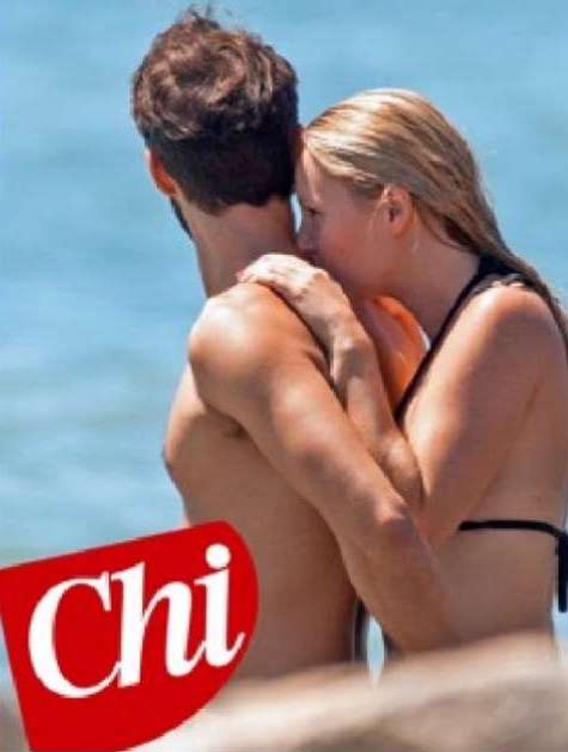 Μαριόν Μαρεσάλ και ο Βιντσέντζο Σόφο αγκαλιά σε παραλία της Λιγουρίας