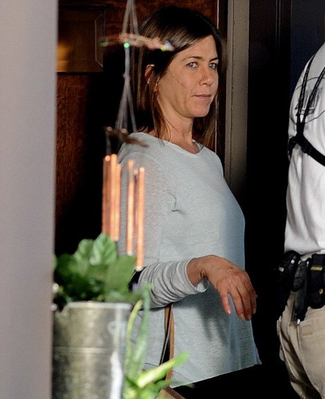 Τι συνέβη στην Τζένιφερ Ανιστον; -Εμφανίστηκε με βαθιές χαρακιές και ράμματα σε πρόσωπο και λαιμό [εικόνες] | iefimerida.gr 0