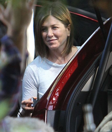 Τι συνέβη στην Τζένιφερ Ανιστον; -Εμφανίστηκε με βαθιές χαρακιές και ράμματα σε πρόσωπο και λαιμό [εικόνες] | iefimerida.gr 4