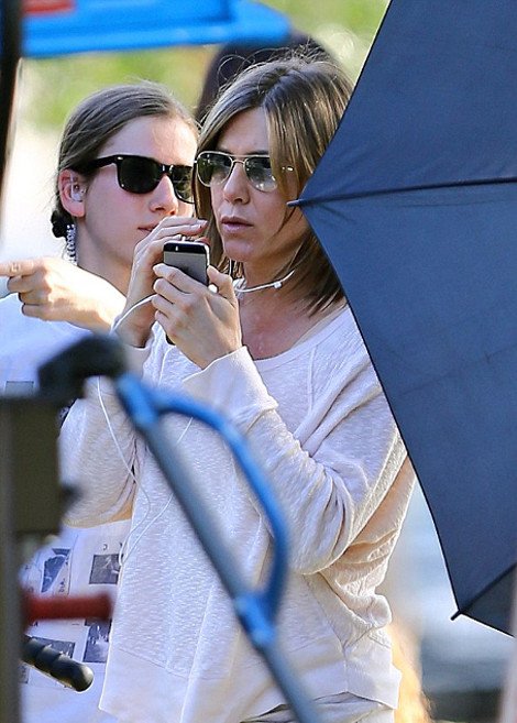 Τι συνέβη στην Τζένιφερ Ανιστον; -Εμφανίστηκε με βαθιές χαρακιές και ράμματα σε πρόσωπο και λαιμό [εικόνες] | iefimerida.gr 5