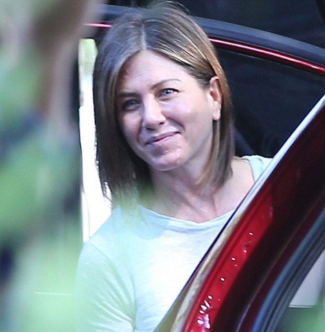 Τι συνέβη στην Τζένιφερ Ανιστον; -Εμφανίστηκε με βαθιές χαρακιές και ράμματα σε πρόσωπο και λαιμό [εικόνες] | iefimerida.gr 7