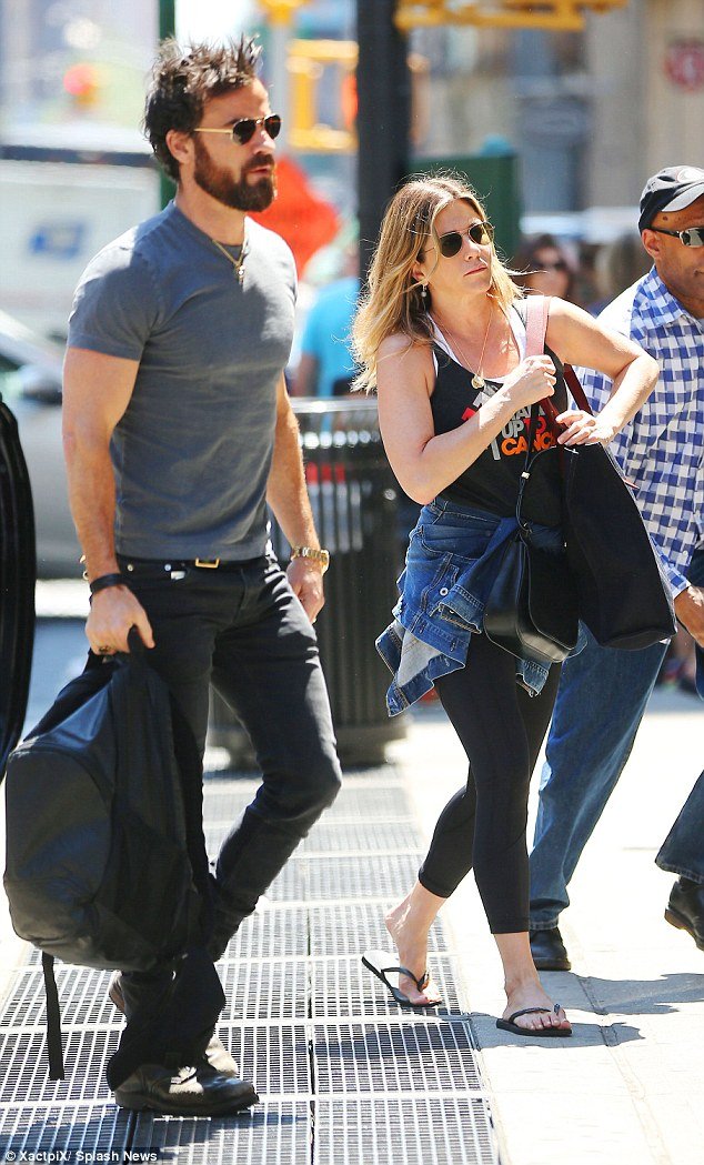 Η Τζένιφερ Ανιστον προσπαθεί να κρύψει την κοιλιά της -Μετά από τις φήμες για εγκυμοσύνη [εικόνα] | iefimerida.gr 0