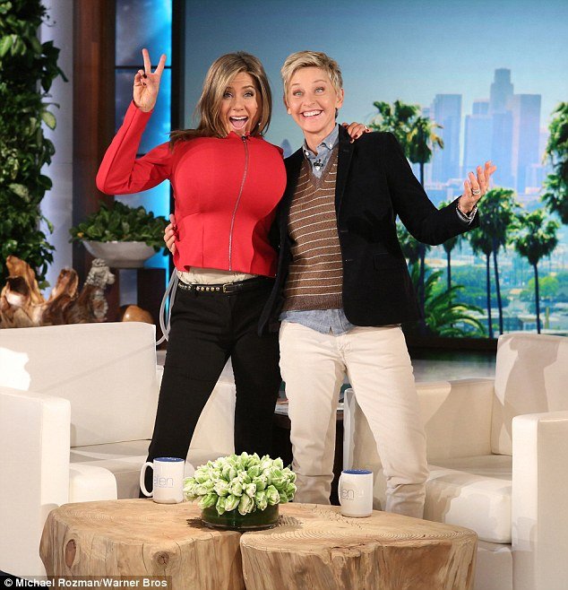 Η Τζένιφερ Ανιστον με τεράστιο στήθος κοροϊδεύει την Καρντάσιαν [βίντεο] | iefimerida.gr 3