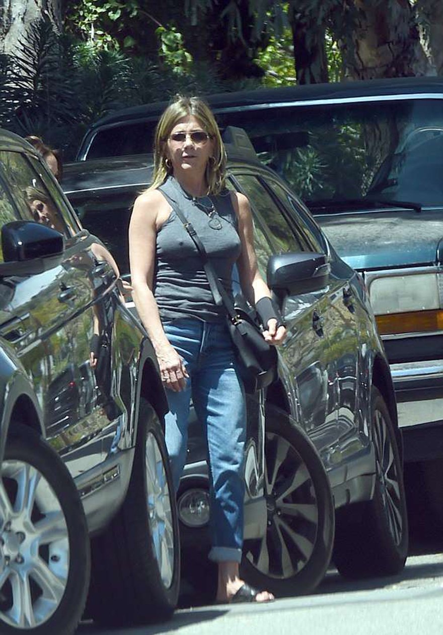 Κάτι τρέχει με το στήθος της Τζένιφερ Ανιστον [εικόνες] | iefimerida.gr 0