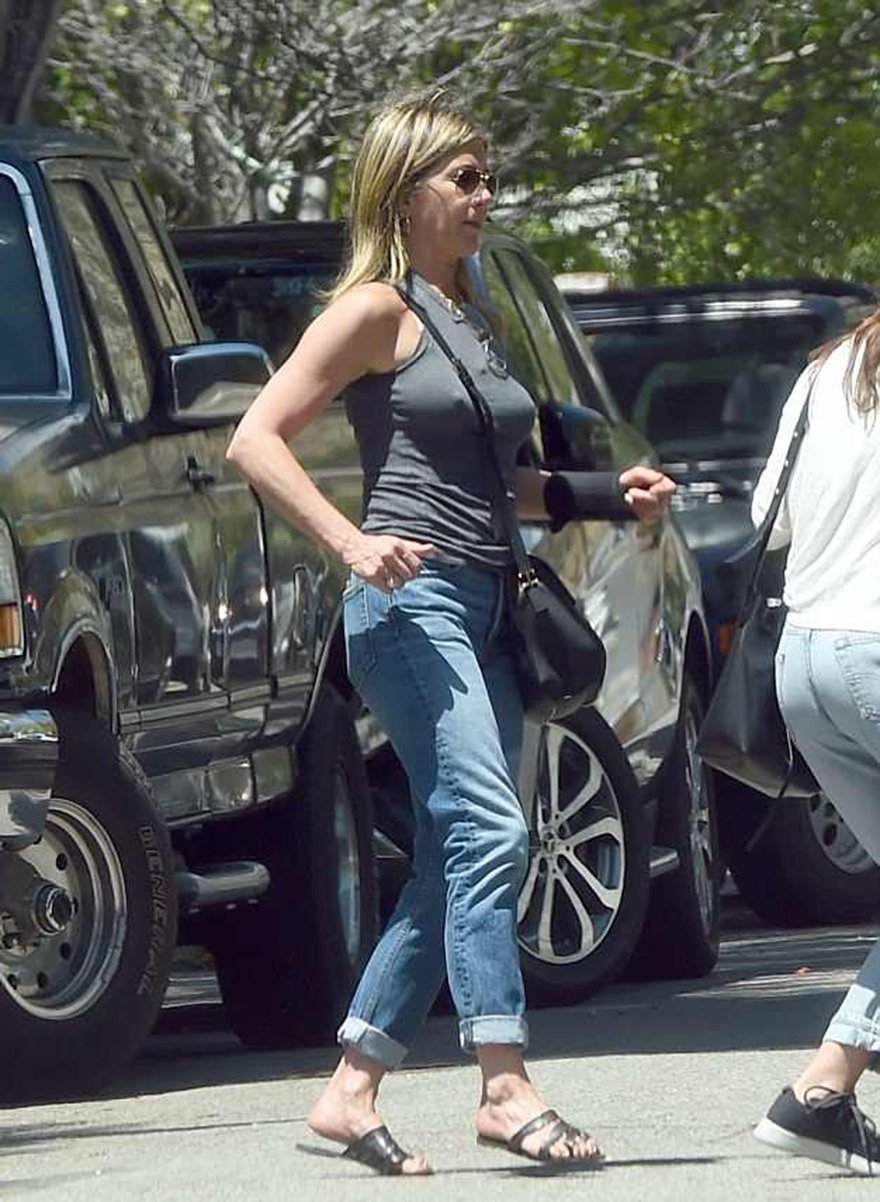 Κάτι τρέχει με το στήθος της Τζένιφερ Ανιστον [εικόνες] | iefimerida.gr 1