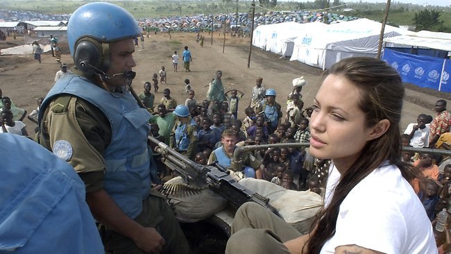 Η Τζολί ταξίδεψε στο Κονγκό για τον πόλεμο ενάντια στους βιασμούς [εικόνες] | iefimerida.gr 0
