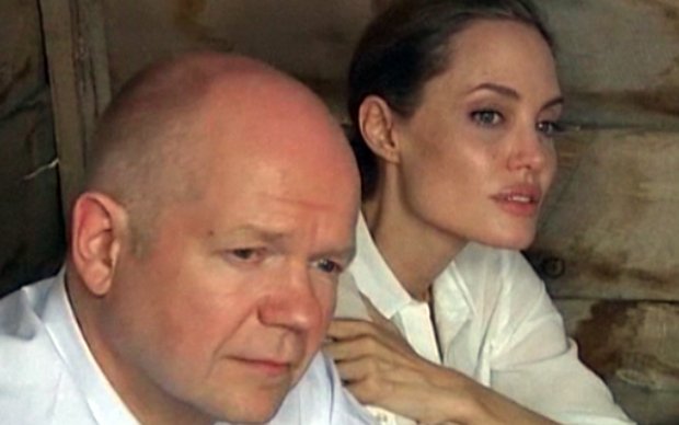 Η Τζολί ταξίδεψε στο Κονγκό για τον πόλεμο ενάντια στους βιασμούς [εικόνες] | iefimerida.gr 1