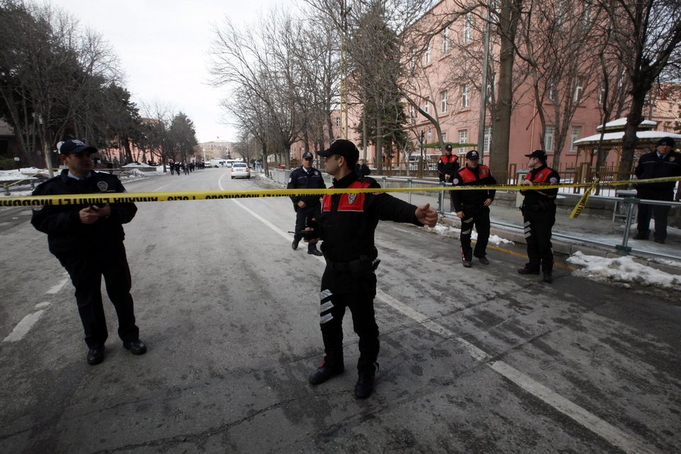 Έκρηξη στο κτίριο του πρωθυπουργικού γραφείου στην Άγκυρα [εικόνες] | iefimerida.gr 2