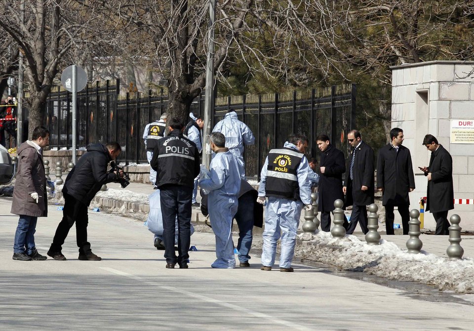 Έκρηξη στο κτίριο του πρωθυπουργικού γραφείου στην Άγκυρα [εικόνες] | iefimerida.gr 3