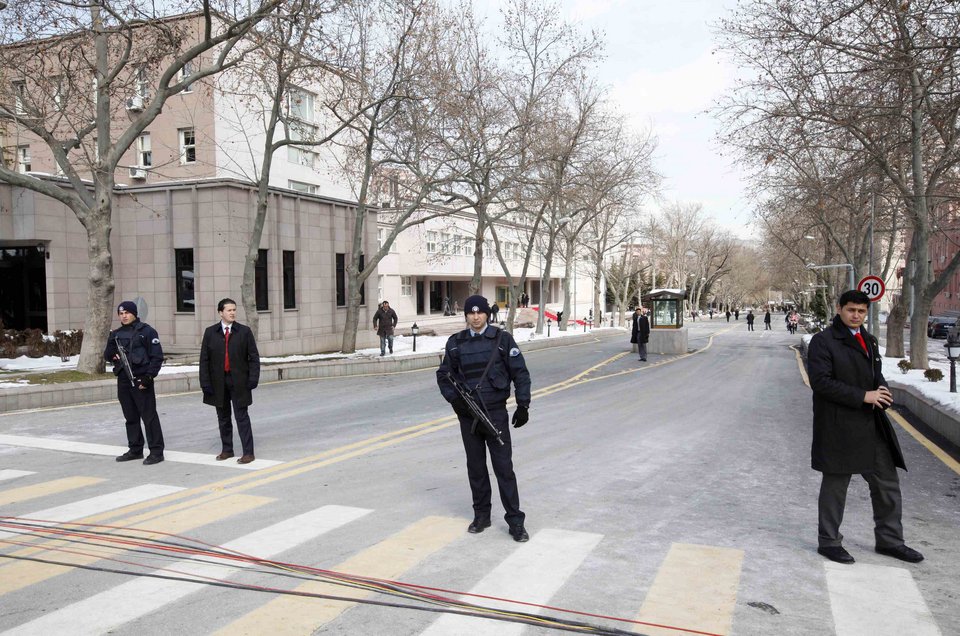 Έκρηξη στο κτίριο του πρωθυπουργικού γραφείου στην Άγκυρα [εικόνες] | iefimerida.gr 1