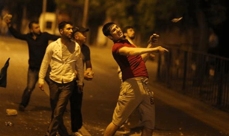 Μάχες μεταξύ αστυνομικών και διαδηλωτών έξω από το προξενείο του Ισραήλ στην Κωνσταντινούπολη [βίντεο &εικόνες] | iefimerida.gr 13