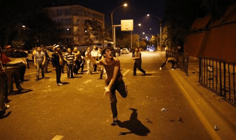 Μάχες μεταξύ αστυνομικών και διαδηλωτών έξω από το προξενείο του Ισραήλ στην Κωνσταντινούπολη [βίντεο &εικόνες] | iefimerida.gr 14