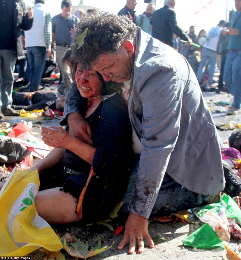 Ο πνιγμός του μικρού Αϊλάν και το φουστάνι της Ριάνα -Οι δυο όψεις του κόσμου το 2015 [εικόνες] | iefimerida.gr 34