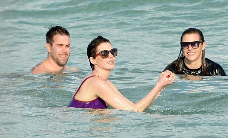 H Anne Hathaway βγάζει στη φόρα τα καλλίγραμμα πόδια της: Ολόλευκη και αμακιγιάριστη απολαμβάνει το μπάνιο [εικόνες] | iefimerida.gr 1
