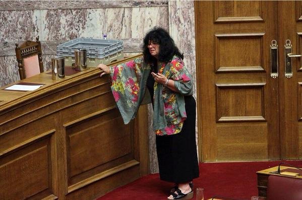 Κουρασμένη η Αννα Βαγενά από την πολύωρη διαδικασία της βουλής | iefimerida.gr 0