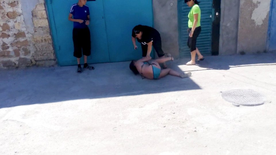 Κοιμήθηκε με τους άνδρες τους και την δέρνουν στο δρόμο [εικόνες] | iefimerida.gr 0