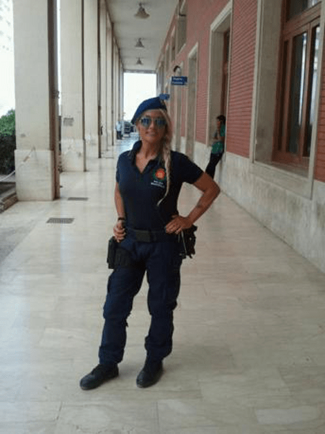 Η καλλονή ξανθιά Ιταλίδα δημοτική αστυνομικός που είχε στήσει μπίζνα πορνείας στο Παλέρμο [εικόνες] | iefimerida.gr 2