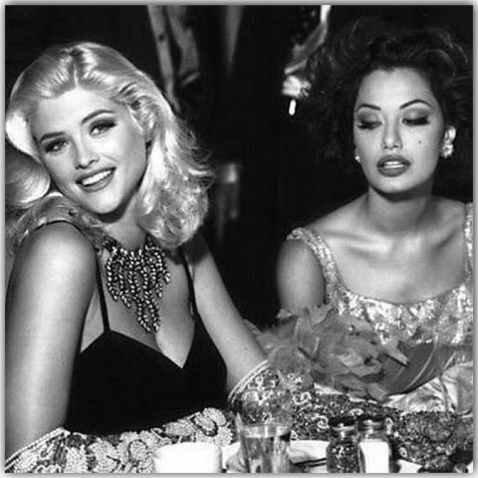 Το απίστευτο βλέμμα της Σοφία Λόρεν στο στήθος της Μάνσφιλντ -Το παρασκήνιο της εμβληματικής φωτό [εικόνες] | iefimerida.gr 26