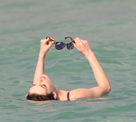 H Anne Hathaway βγάζει στη φόρα τα καλλίγραμμα πόδια της: Ολόλευκη και αμακιγιάριστη απολαμβάνει το μπάνιο [εικόνες] | iefimerida.gr 4