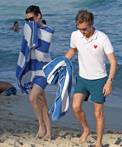 H Anne Hathaway βγάζει στη φόρα τα καλλίγραμμα πόδια της: Ολόλευκη και αμακιγιάριστη απολαμβάνει το μπάνιο [εικόνες] | iefimerida.gr 5