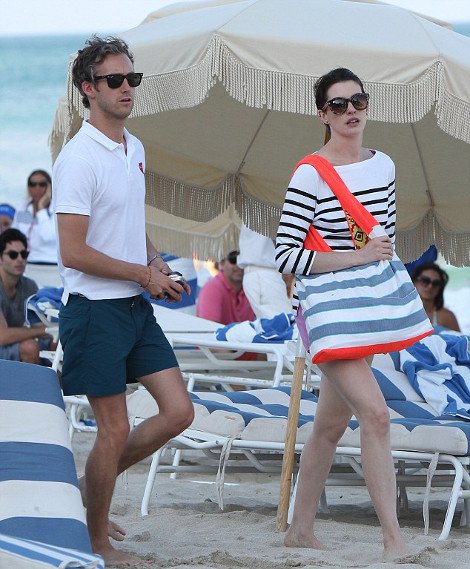 H Anne Hathaway βγάζει στη φόρα τα καλλίγραμμα πόδια της: Ολόλευκη και αμακιγιάριστη απολαμβάνει το μπάνιο [εικόνες] | iefimerida.gr 6