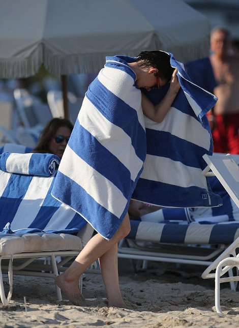 H Anne Hathaway βγάζει στη φόρα τα καλλίγραμμα πόδια της: Ολόλευκη και αμακιγιάριστη απολαμβάνει το μπάνιο [εικόνες] | iefimerida.gr 7