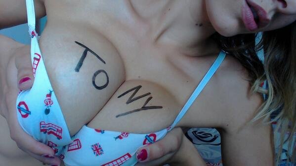 Εγινε διάσημη γράφοντας μηνύματα με μαρκαδόρο στο στήθος της [εικόνες+βίντεο] | iefimerida.gr 1