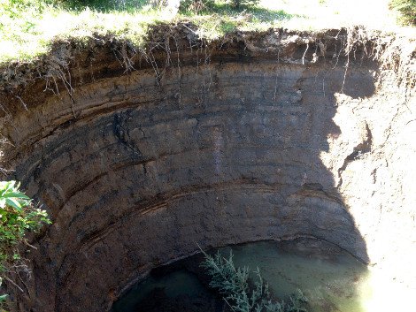 Ανοιξε η γη στα Τρίκαλα -Δημιουργήθηκε τρύπα διαμέτρου εννιά μέτρων και βάθους επτά  [εικόνες] | iefimerida.gr 0