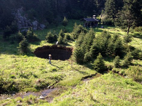 Ανοιξε η γη στα Τρίκαλα -Δημιουργήθηκε τρύπα διαμέτρου εννιά μέτρων και βάθους επτά  [εικόνες] | iefimerida.gr 2