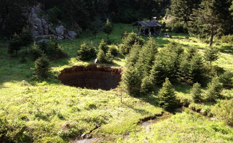 Ανοιξε η γη στα Τρίκαλα -Δημιουργήθηκε τρύπα διαμέτρου εννιά μέτρων και βάθους επτά  [εικόνες] | iefimerida.gr 3