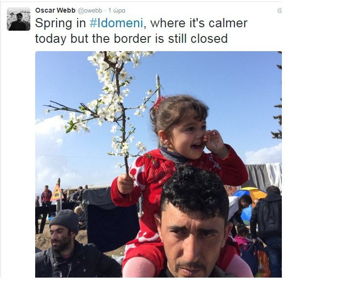 Ειδομένη: Πρόσφυγες με λουλούδια στον φράχτη γιορτάζουν την άνοιξη [εικόνες] | iefimerida.gr 0