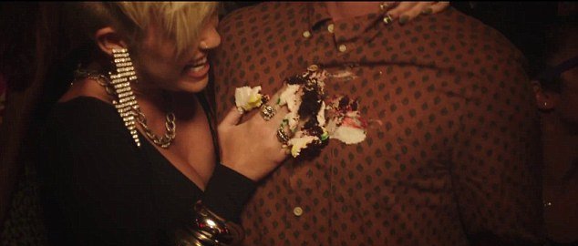 Η Μάιλι Σάιρους σε προκλητικό βιντεοκλιπ [εικόνες+βίντεο]  | iefimerida.gr 1