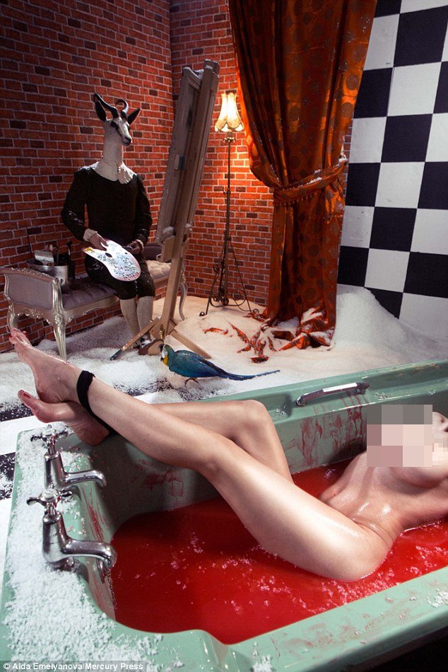 «Οι γυναίκες δεν είναι απλά ένα κομμάτι κρέας»: Πάλεψε με την ανορεξία, την ξεπέρασε και φωτογραφήθηκε γυμνή -Σε σοκαριστικές πόζες [εικόνες] | iefimerida.gr 11