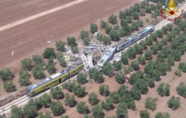 Σιδηροδρομικό δυστύχημα στο Μπάρι με 25 νεκρούς -Σοκάρουν οι μαρτυρίες των επιζώντων | iefimerida.gr 0