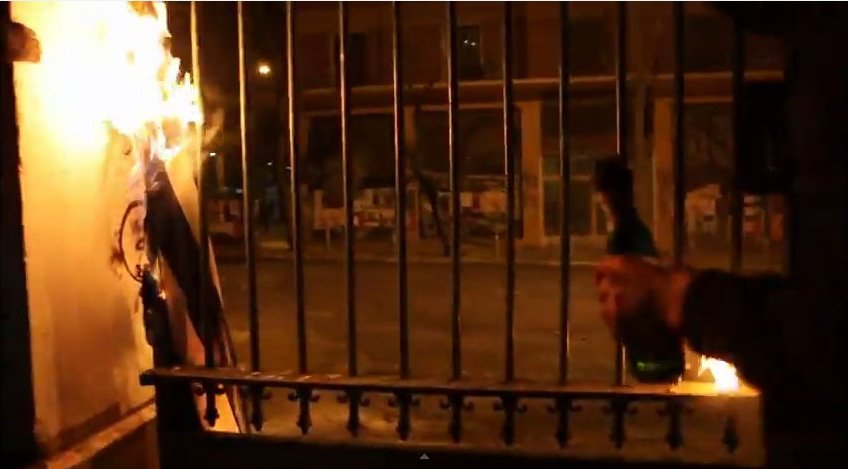 Βίντεο-ντοκουμέντο από το χάος στο Πολυτεχνείο: Μπαινοβγαίνουν στο ίδρυμα, πετούν δεκάδες μολότοφ, καίνε την ελληνική σημαία | iefimerida.gr 3