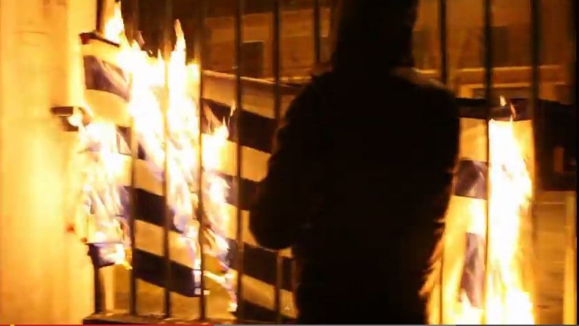 Βίντεο-ντοκουμέντο από το χάος στο Πολυτεχνείο: Μπαινοβγαίνουν στο ίδρυμα, πετούν δεκάδες μολότοφ, καίνε την ελληνική σημαία | iefimerida.gr 4