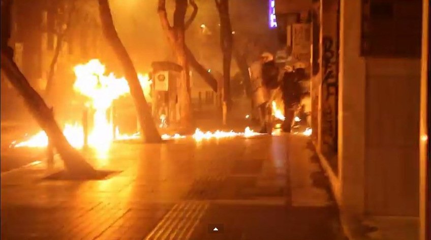 Βίντεο-ντοκουμέντο από το χάος στο Πολυτεχνείο: Μπαινοβγαίνουν στο ίδρυμα, πετούν δεκάδες μολότοφ, καίνε την ελληνική σημαία | iefimerida.gr 1